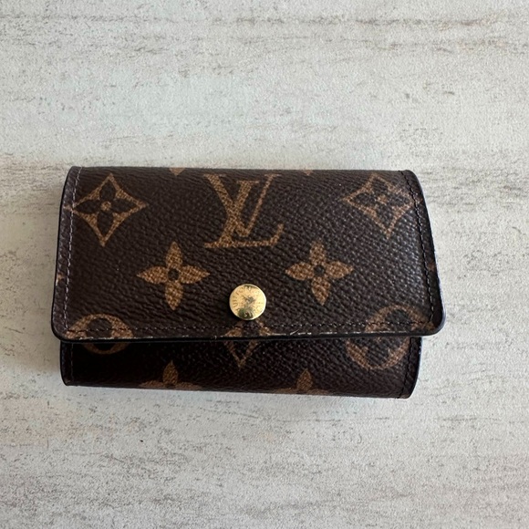 Louis Vuitton 6 Key Holder in Monogram - Picture 1 of 6